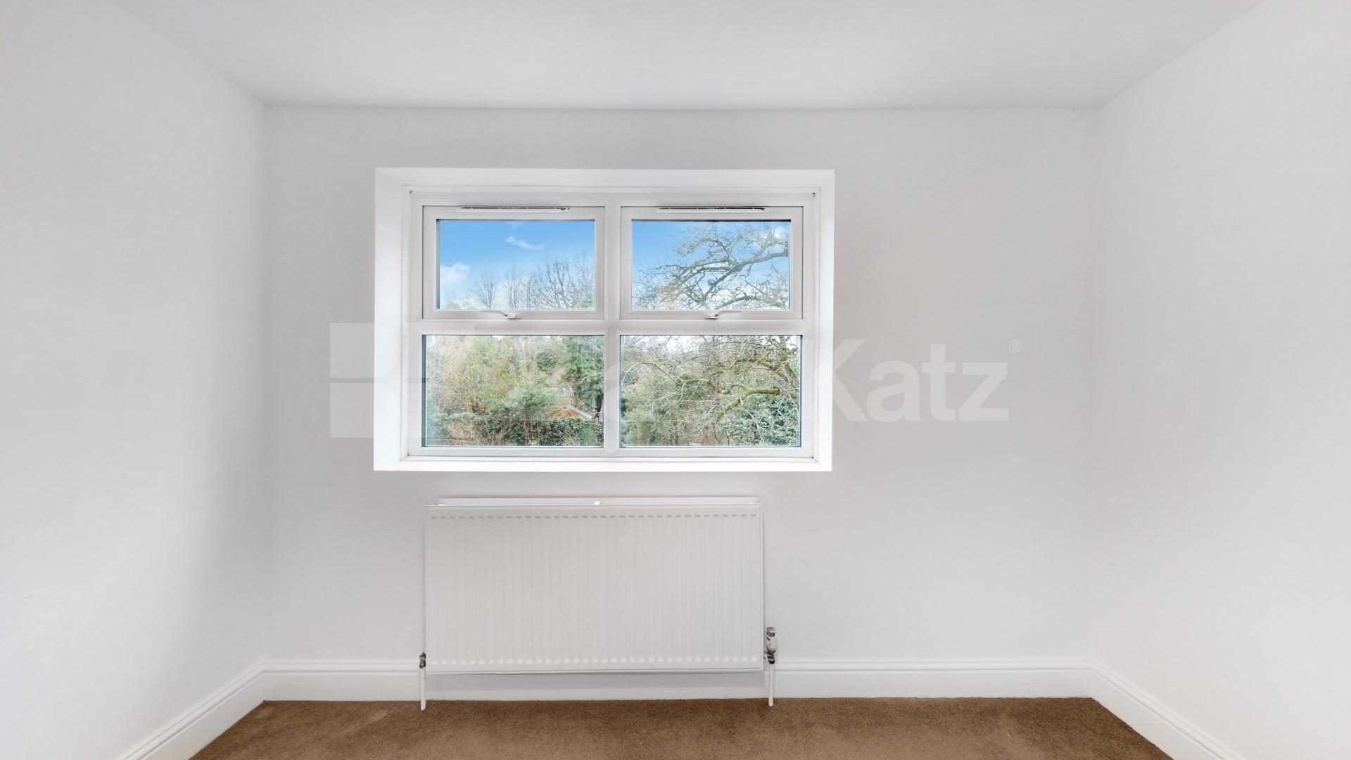 Two Bedroom First Floor Flat in Conversion, New Barnet, mins to tube & shops! Bulwer Road, New Barnet